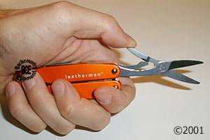 leatherman juice s2 flame - one-handed use of scissors