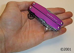 leatherman juice xe6 thunder - closed in hand