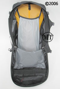 Osprey Stratos 24 : with main compartment zipped open